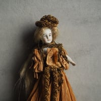 Poupée dans une robe en papier