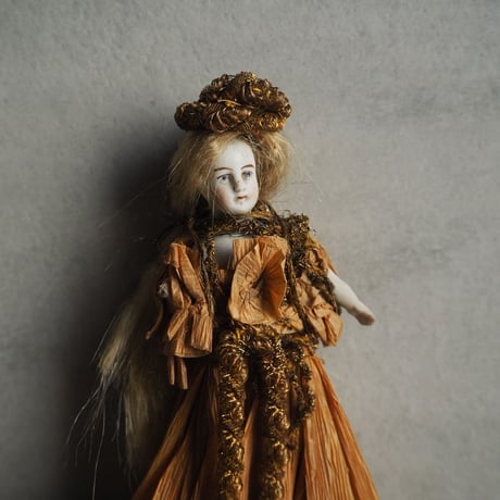 Poupée dans une robe en papier