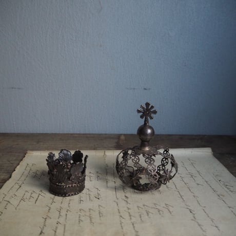objet de  couronne  A