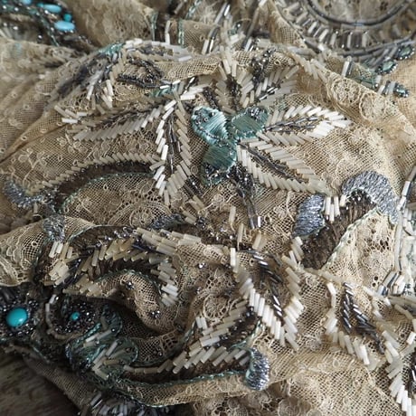 fragment de robe brodé des perles