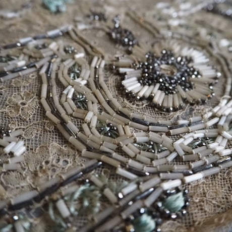 fragment de robe brodé des perles