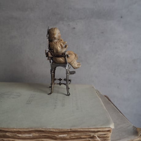 un petit  bébé