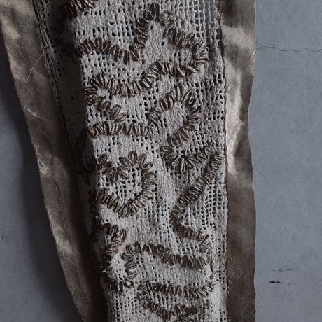 ﾒﾀﾙ刺繍の麗しい装身具