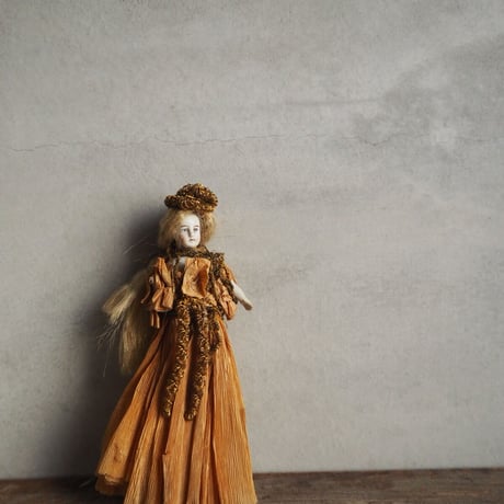 Poupée dans une robe en papier