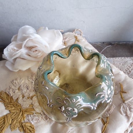 un vase  à fleurs
