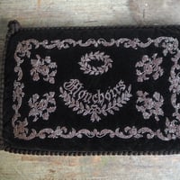 couvreture de mouchoirs brodé