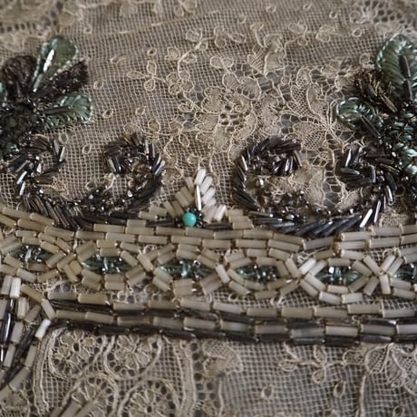 fragment de robe brodé des perles