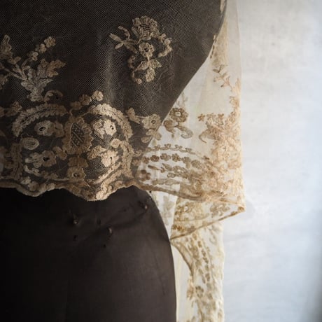 ﾐﾙｸﾃｨｰ色のtulle brodé  fleurs A