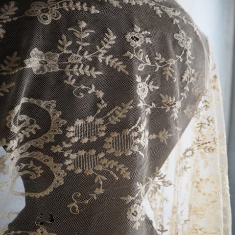 ﾐﾙｸﾃｨｰ色のtulle brodé  fleurs B