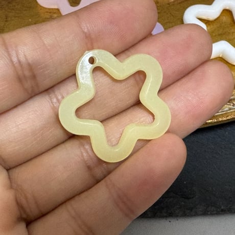 【在庫限り】パステルカラー アクリルチャーム　ふちどりスター