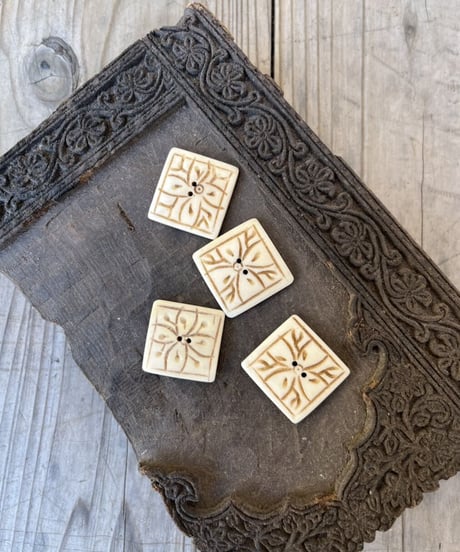 天然素材のボタンー水牛ボーンー2.5cm×2個