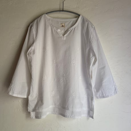 ルクツル の 手刺繍ブラウス