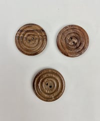 インド天然素材ボタンー木製ー37mm  3個