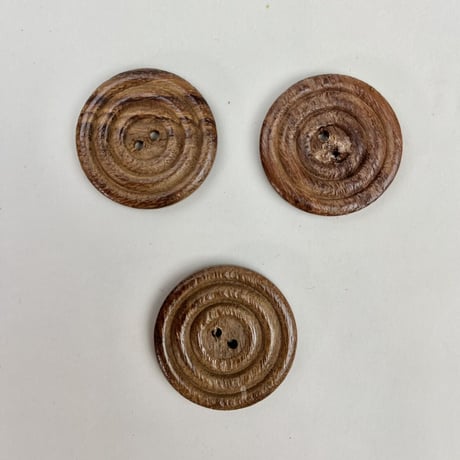 インド天然素材ボタンー木製ー37mm  3個