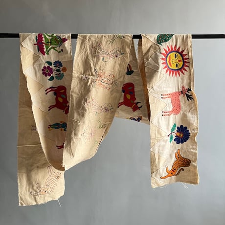 インドで買ったタペストリー びっしりと刺繍がしてあります。ピンク系 
