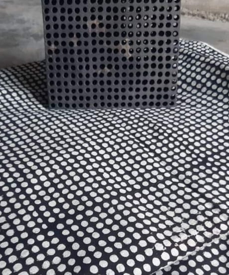 30番手　ハンドブロックプリント生地  ー黒　Dotsー