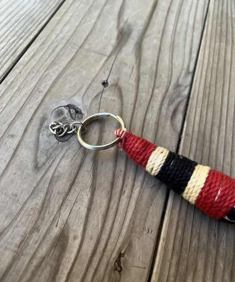 糸細工のキーホルダー B