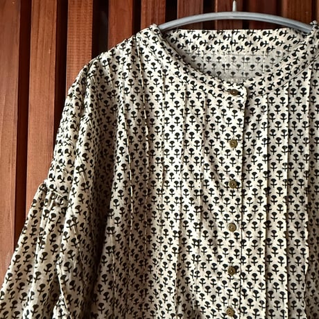 ルクツル・ピンタックブラウス・ハンドブロックプリント  Black　60番手　小花紋様