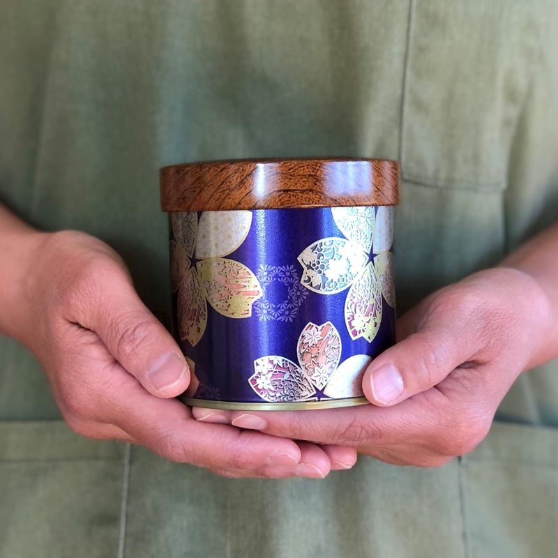 【お茶丸】吉田山田大百科アニバーサリー盤とパンダ缶バッジ2個セット 茶缶150グラム用【キャニスター沙羅】 | 田中茶舗STORE