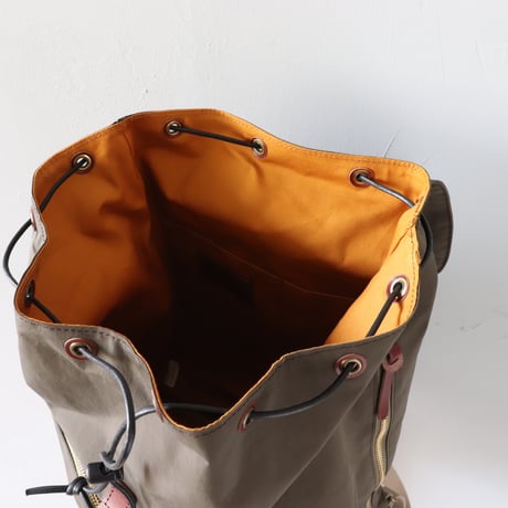 CLEDRANのナイロンリュック〈オリーブ〉