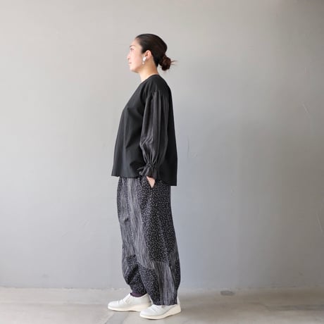 フリルそでの大人プルオーバー〈黒〉【Fauna and Flora×ZIPANG】