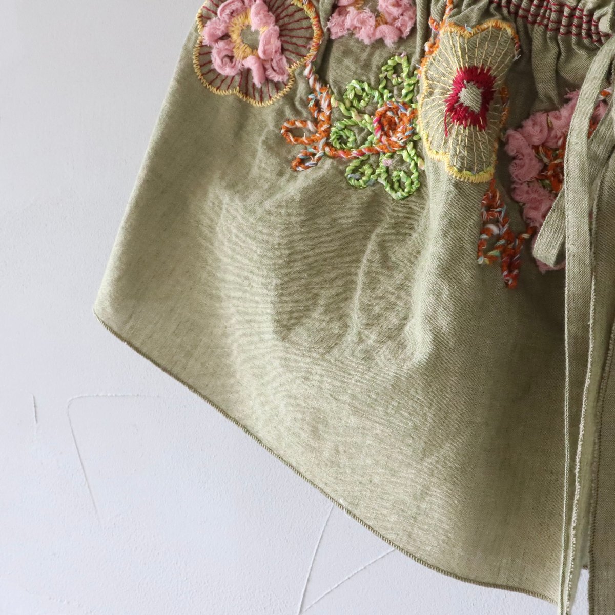 フラワー刺繍ギャザーつけえり〈カーキ〉【M.&KYOKO】 | ZIPANG（じ