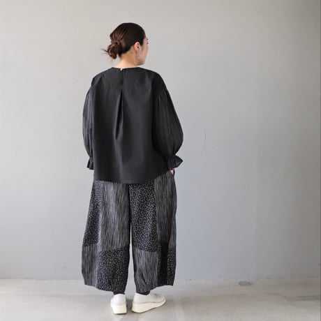 フリルそでの大人プルオーバー〈黒〉【Fauna and Flora×ZIPANG】
