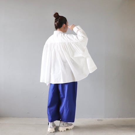 うしろ姿の余韻がただよう、たっぷりギャザーのブラウス〈白〉【Cotton House Aya×ZIPANG】