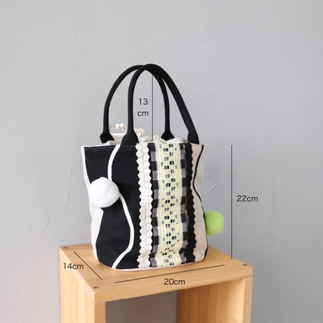 Pompom zomia drawstring bag〈きみどりのラインとポンポン〉【TOMOO DESIGNS】