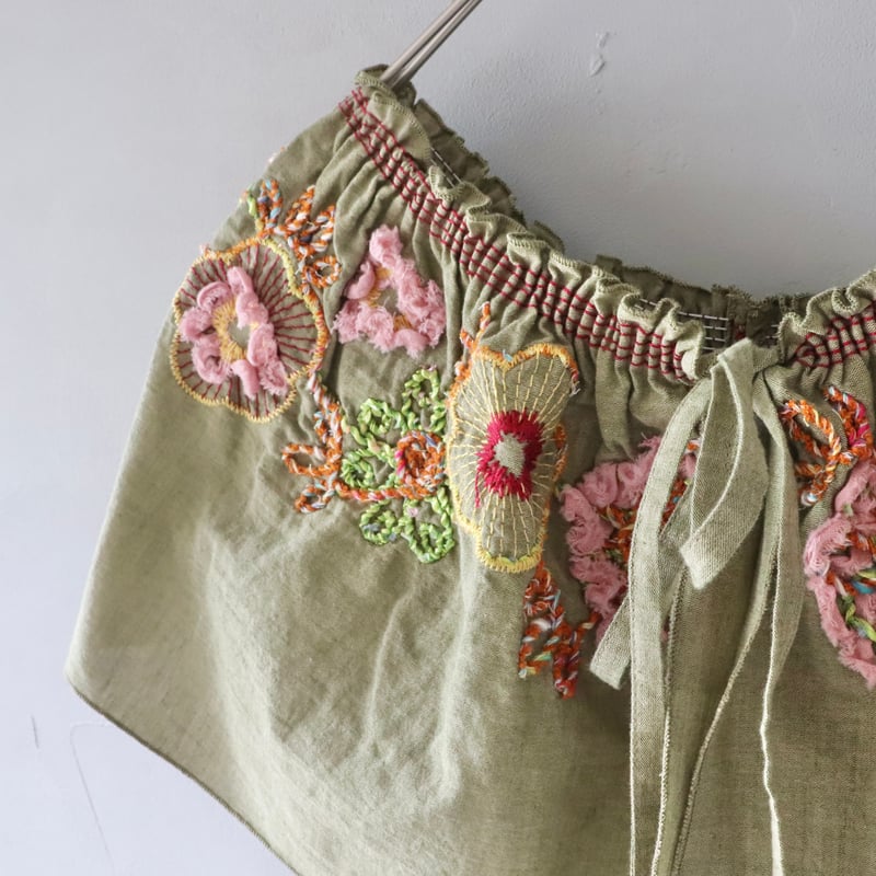 フラワー刺繍ギャザーつけえり〈カーキ〉【M.&KYOKO】 | ZIPANG（じ