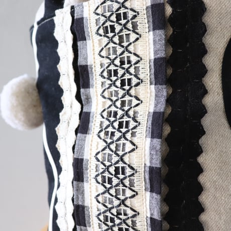 Pompom zomia drawstring bag〈ベーシック〉【TOMOO DESIGNS】