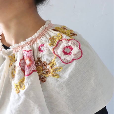 フラワー刺繍ギャザーつけえり〈ホワイト〉【M.&KYOKO】