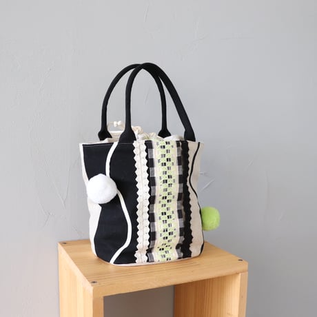 Pompom zomia drawstring bag〈きみどりのラインとポンポン〉【TOMOO DESIGNS】