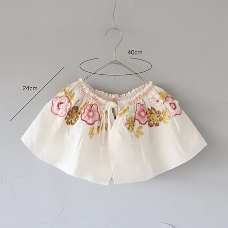 フラワー刺繍ギャザーつけえり〈ホワイト〉【M.&KYOKO】