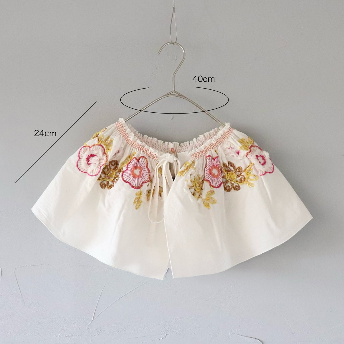 フラワー刺繍ギャザーつけえり〈ホワイト〉【M.&KYOKO】 | ZIPANG（じ