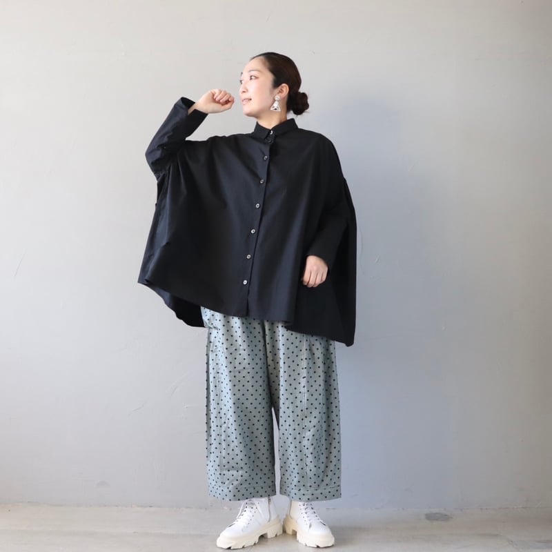 うしろ姿の余韻がただよう、たっぷりギャザーのブラウス〈黒