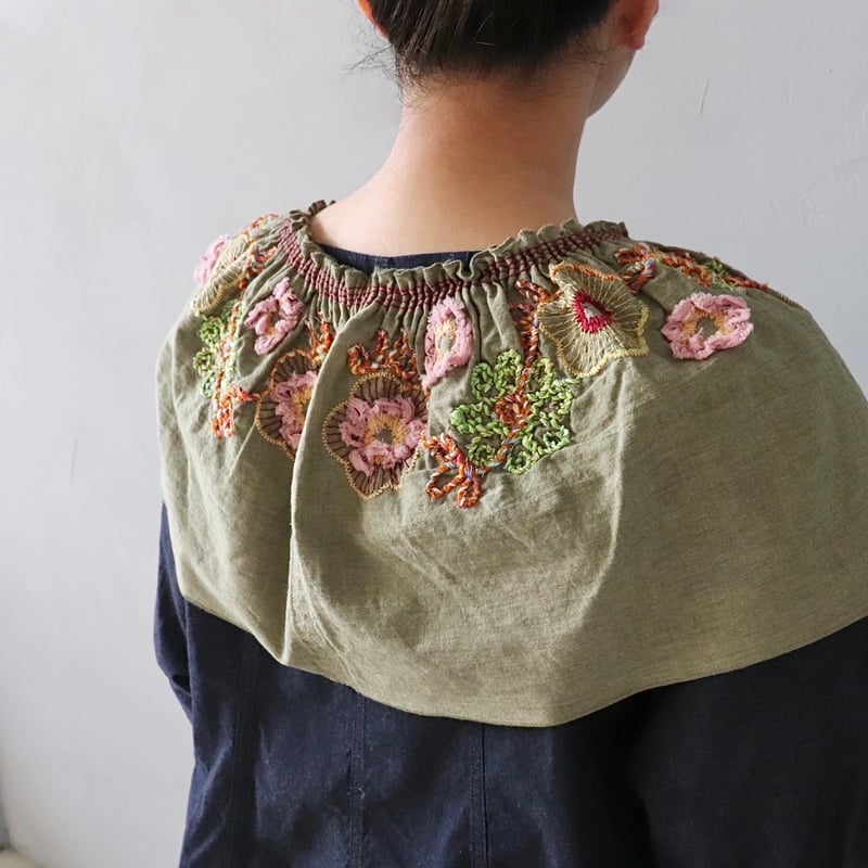 フラワー刺繍ギャザーつけえり〈カーキ〉【M.&KYOKO】 | ZIPANG（じ