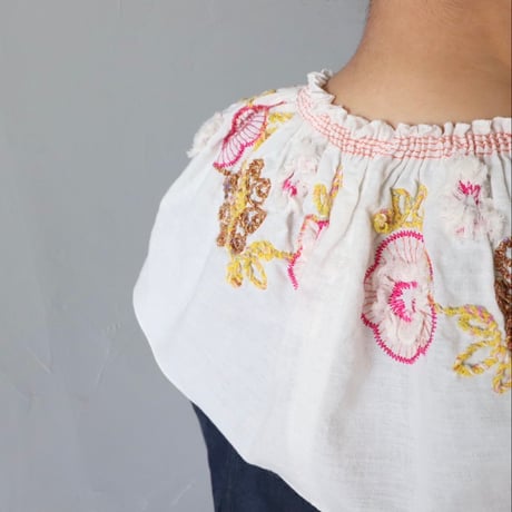 フラワー刺繍ギャザーつけえり〈ホワイト〉【M.&KYOKO】