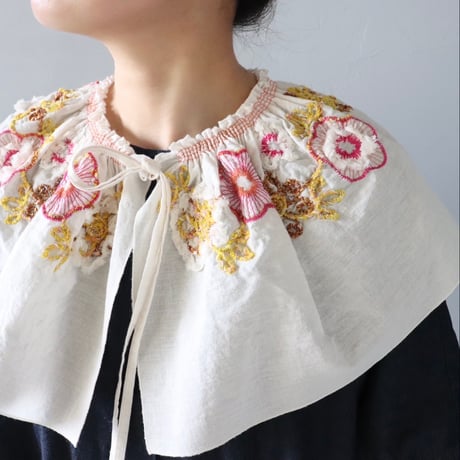 フラワー刺繍ギャザーつけえり〈ホワイト〉【M.&KYOKO】