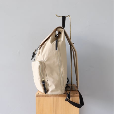 CLEDRANのナイロンリュック〈サンド〉