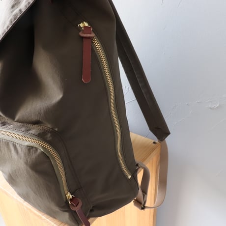 CLEDRANのナイロンリュック〈オリーブ〉
