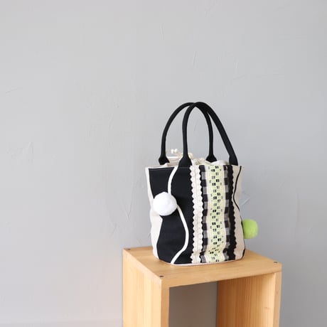 Pompom zomia drawstring bag〈きみどりのラインとポンポン〉【TOMOO DESIGNS】