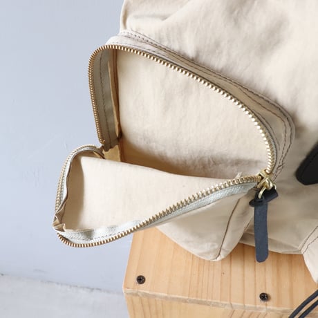 CLEDRANのナイロンリュック〈サンド〉