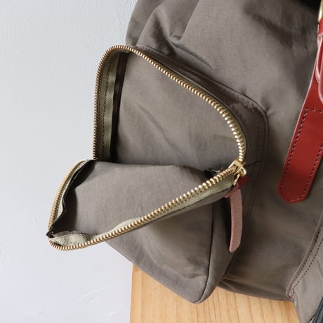 CLEDRANのナイロンリュック〈オリーブ〉