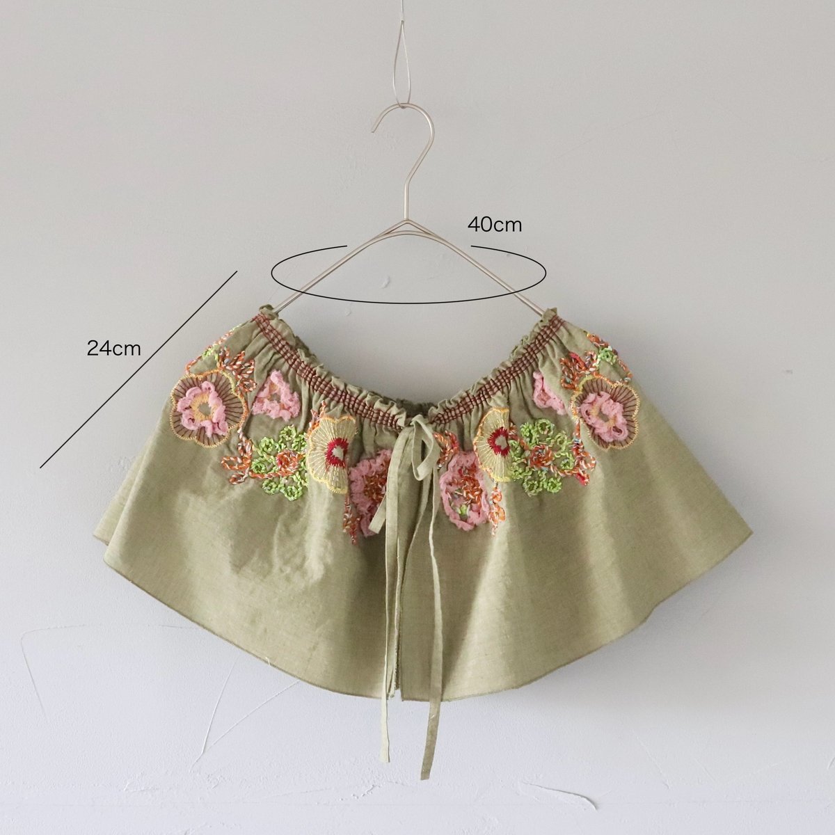 フラワー刺繍ギャザーつけえり〈カーキ〉【M.&KYOKO】 | ZIPANG（じ
