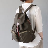 CLEDRANのナイロンリュック〈オリーブ〉