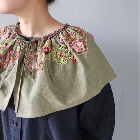 フラワー刺繍ギャザーつけえり〈カーキ〉【M.&KYOKO】