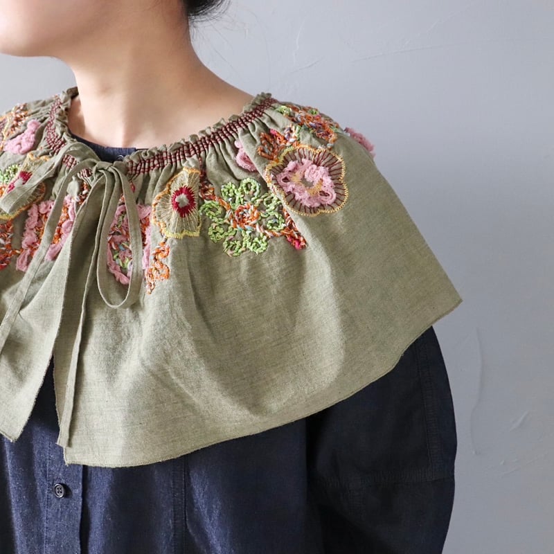 フラワー刺繍ギャザーつけえり〈カーキ〉【M.&KYOKO】 | ZIPANG（じ