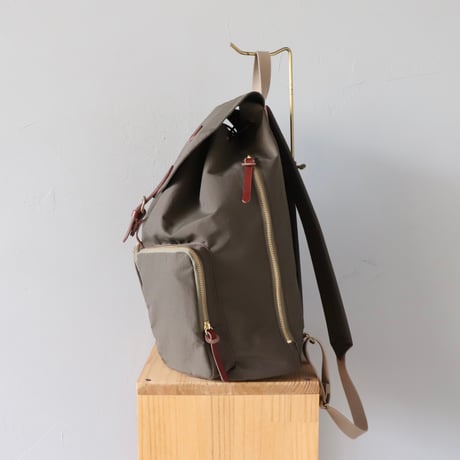 CLEDRANのナイロンリュック〈オリーブ〉