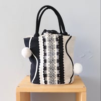 Pompom zomia drawstring bag〈ベーシック〉【TOMOO DESIGNS】